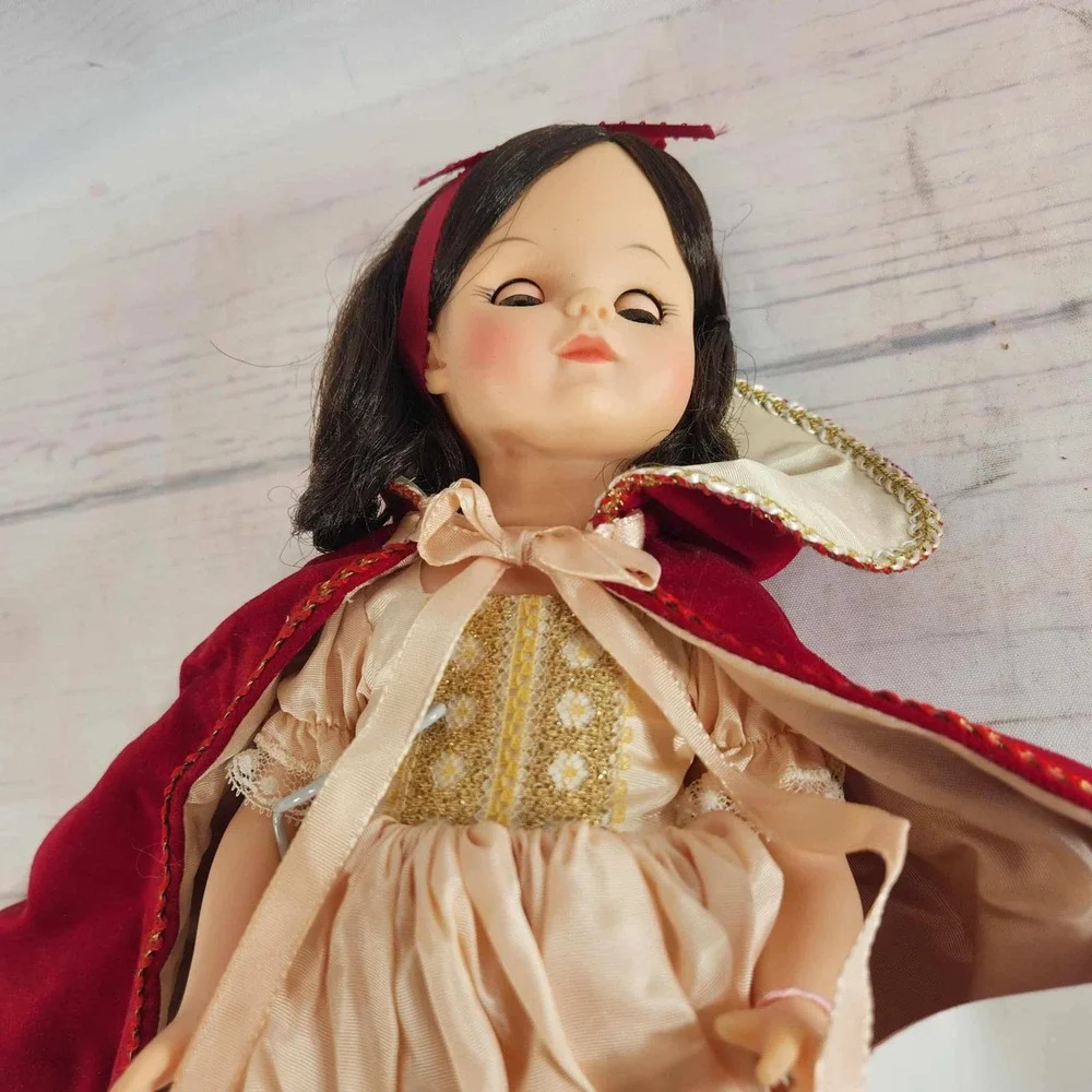 Madame Alexander Snow White‎ Doll Red Cape Gold Dress